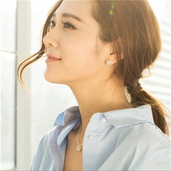 Luxe solid 925 sterling sliver star design rhinestone stud earrings - Picture 4 of 5